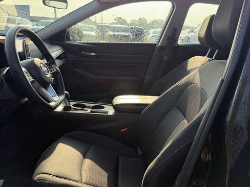 Used 2025 Nissan Altima 2.5 SV FWD image 12