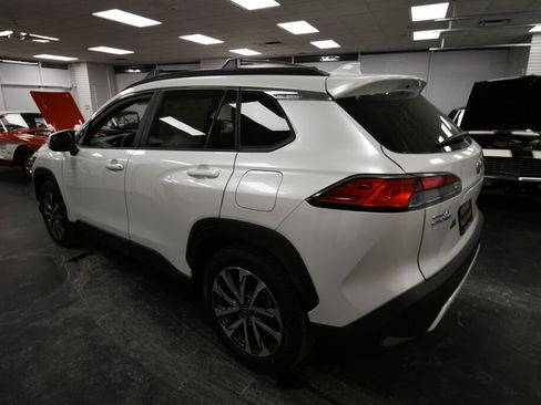 Certified 2022 Toyota Corolla Cross XLE image 5