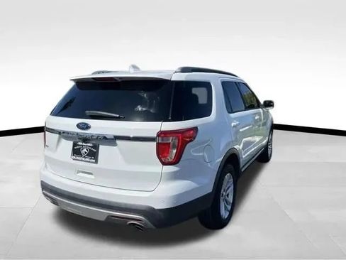 Used 2017 Ford Explorer XLT FWD image 6