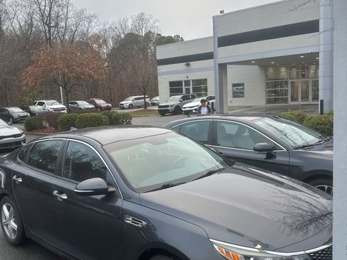 Certified 2018 Kia Optima S image 5