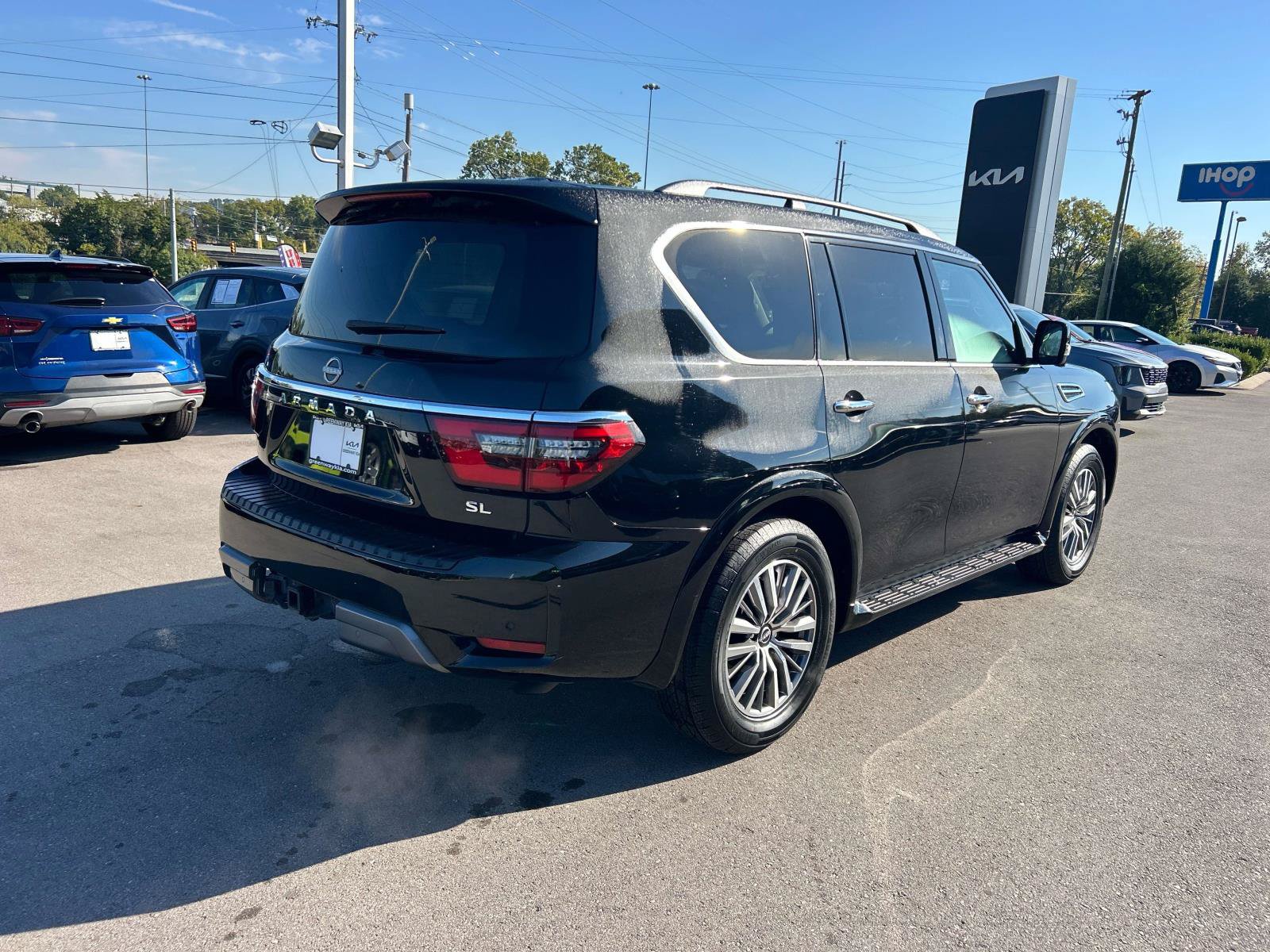 Used 2023 Nissan Armada SL w/ Captain's Chairs Package RWD image 3