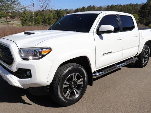 Used 2018 Toyota Tacoma TRD Sport image 8