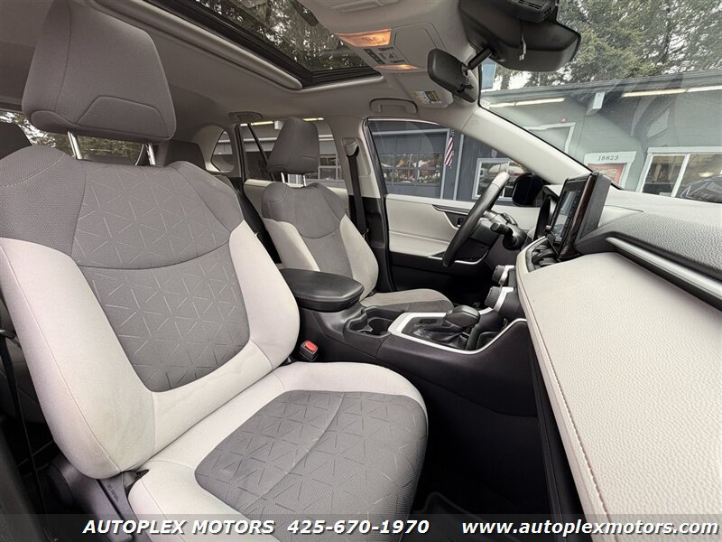 Used 2020 Toyota RAV4 XLE w/ Convenience Package AWD/4WD image 18