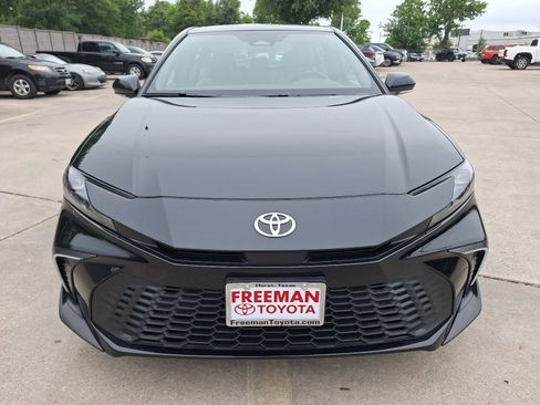 Used 2025 Toyota Camry SE FWD image 9