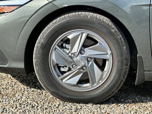 Used 2025 Hyundai Elantra SE image 25