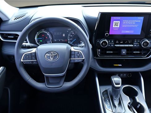 Certified 2025 Toyota Highlander XLE image 16