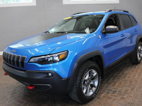 Used 2019 Jeep Cherokee Trailhawk w/ Cold Weather Group AWD/4WD image 3