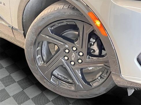 Certified 2024 Chevrolet Equinox EV RS image 30