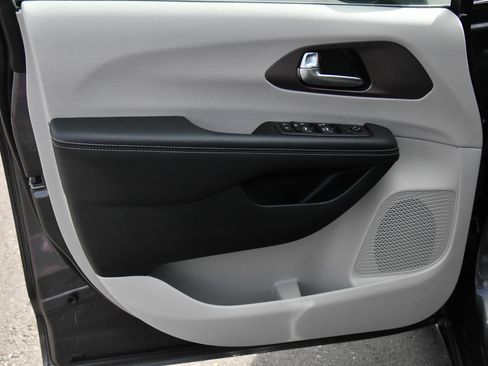 Used 2023 Chrysler Voyager LX image 13