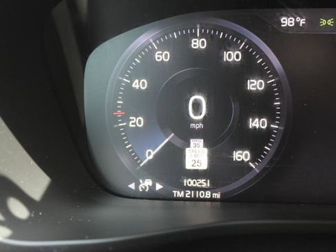 Used 2022 Volvo XC40 T5 Momentum image 16