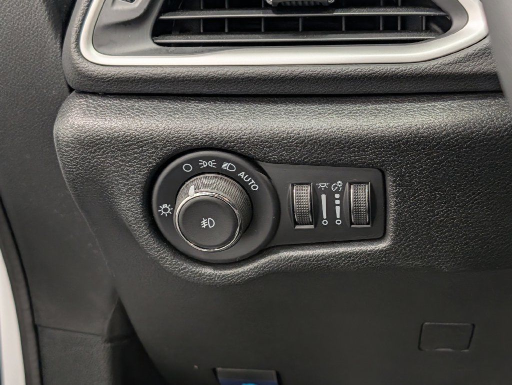 Used 2026 Chrysler Pacifica Select FWD image 26