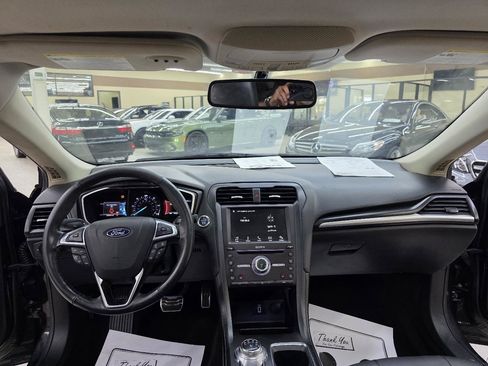 Used 2018 Ford Fusion Titanium FWD image 25