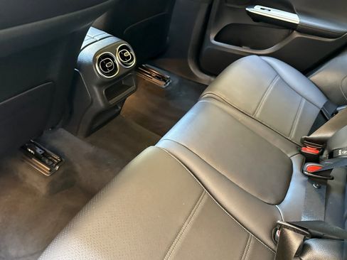 Used 2024 Mercedes-Benz GLC 300 4MATIC image 25