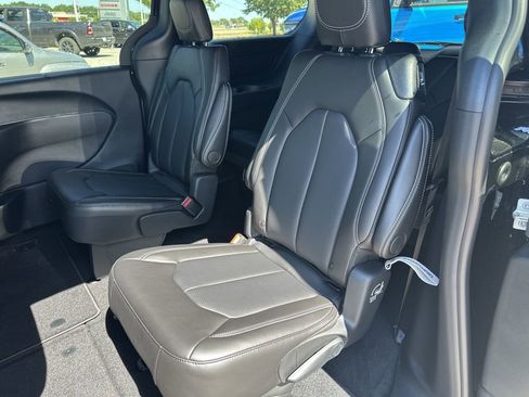 New 2026 Chrysler Pacifica Select image 47