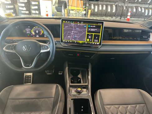 Certified 2025 Volkswagen Tiguan SEL R-Line AWD/4WD image 2