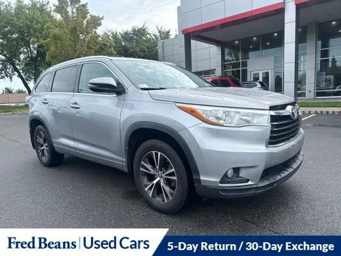 Used 2016 Toyota Highlander XLE AWD/4WD image 2
