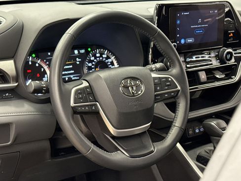 Used 2025 Toyota Highlander LE FWD image 17