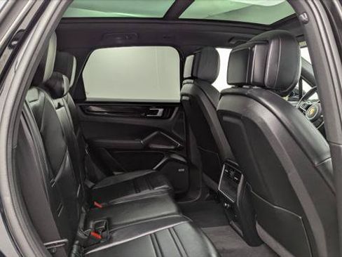Used 2021 Porsche Cayenne w/ Premium Package AWD/4WD image 17