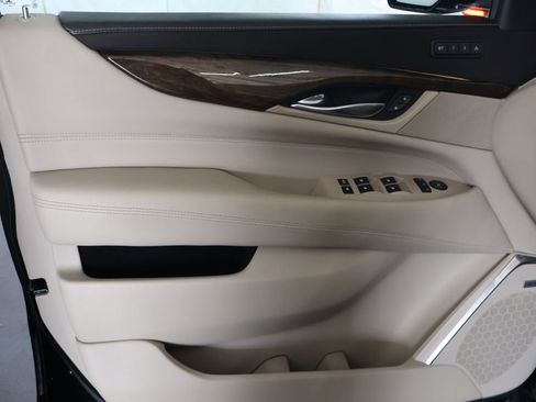 Used 2018 Cadillac Escalade ESV Luxury AWD/4WD image 19