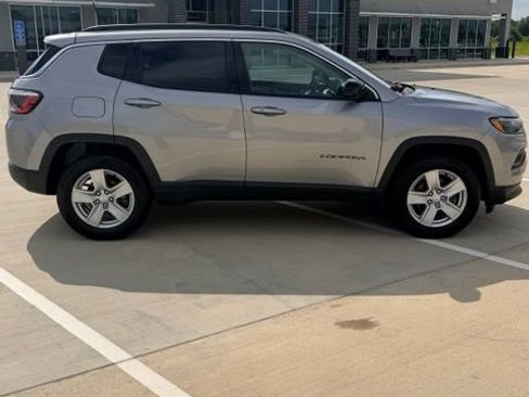 Used 2022 Jeep Compass Latitude w/ Sun and Sound Group AWD/4WD image 7