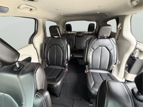 Used 2020 Chrysler Voyager Lxi image 15