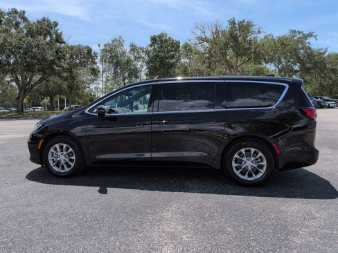 Used 2026 Chrysler Pacifica Limited FWD image 7