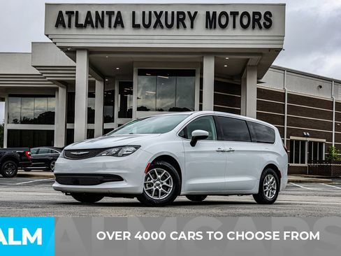 Used 2023 Chrysler Voyager LX FWD image 3