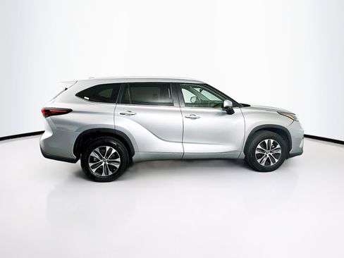 Used 2024 Toyota Highlander XLE FWD image 10