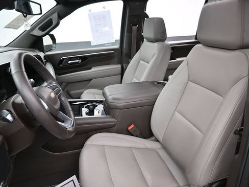 Used 2025 Chevrolet Suburban LT w/ Comfort Package AWD/4WD image 23