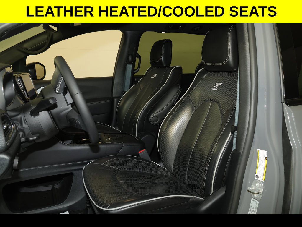 Used 2025 Chrysler Pacifica Limited FWD image 4