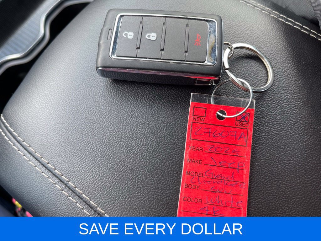 Used 2025 Jeep Grand Cherokee Laredo AWD/4WD image 24