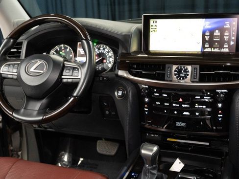 Used 2019 Lexus LX 570 4WD w/ Luxury Package image 17