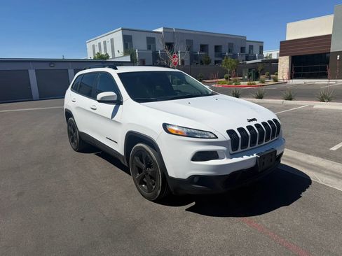 Used 2018 Jeep Cherokee Latitude w/ Altitude Package FWD image 7