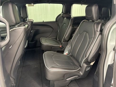 New 2026 Chrysler Pacifica Limited image 11