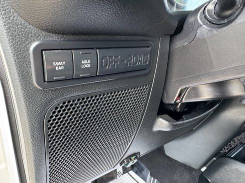 Used 2018 Jeep Wrangler Unlimited Rubicon w/ Connectivity Group image 24