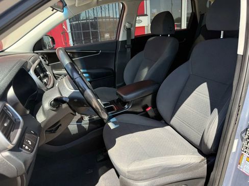Used 2019 Kia Sorento S image 9