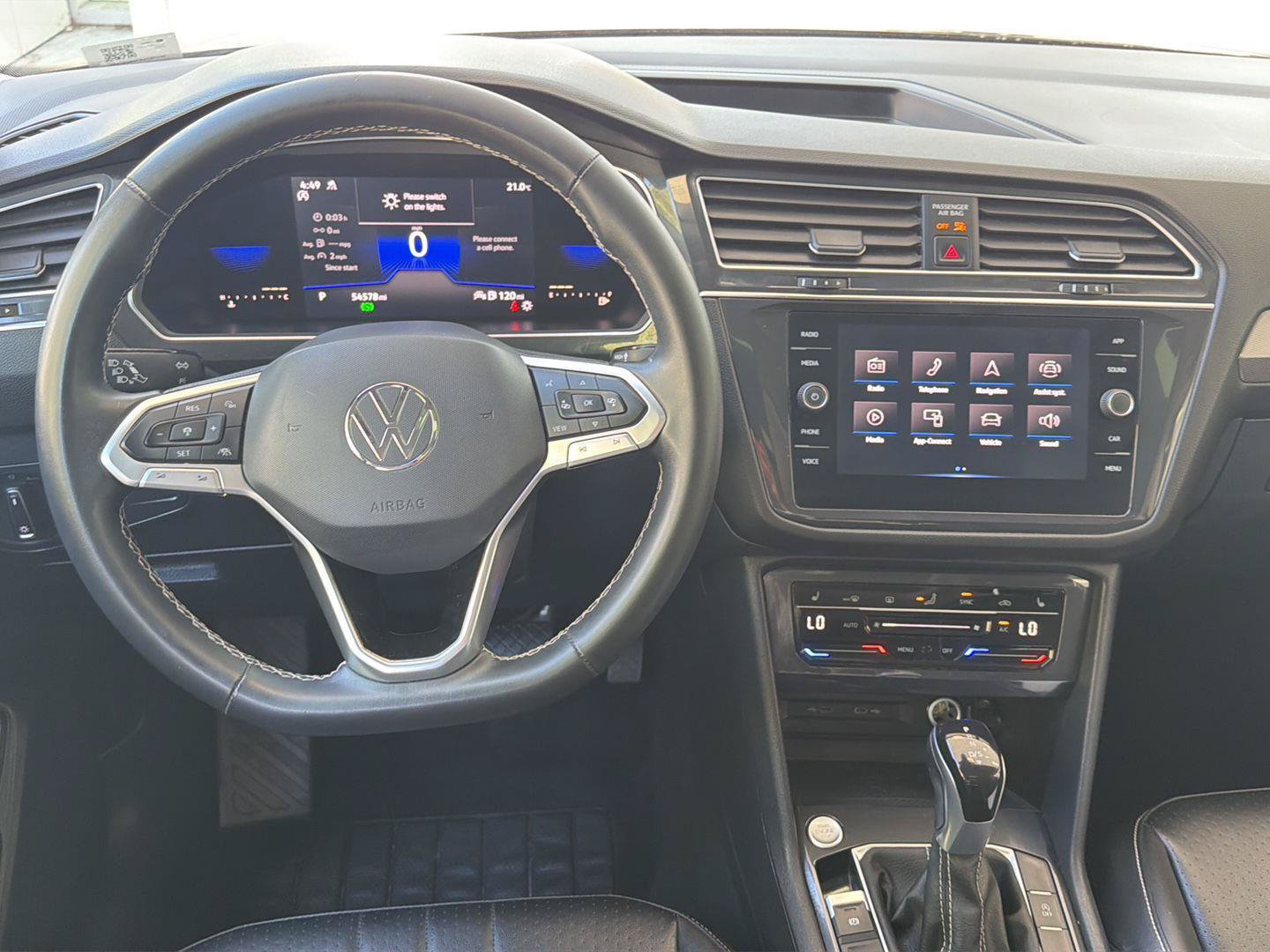 Certified 2022 Volkswagen Tiguan SE w/ Panoramic Sunroof Package AWD/4WD image 18