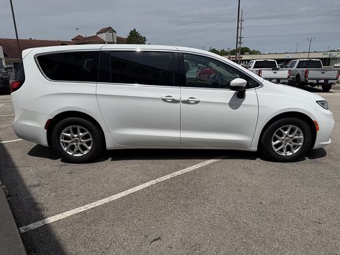 Used 2023 Chrysler Pacifica Touring-L FWD image 7