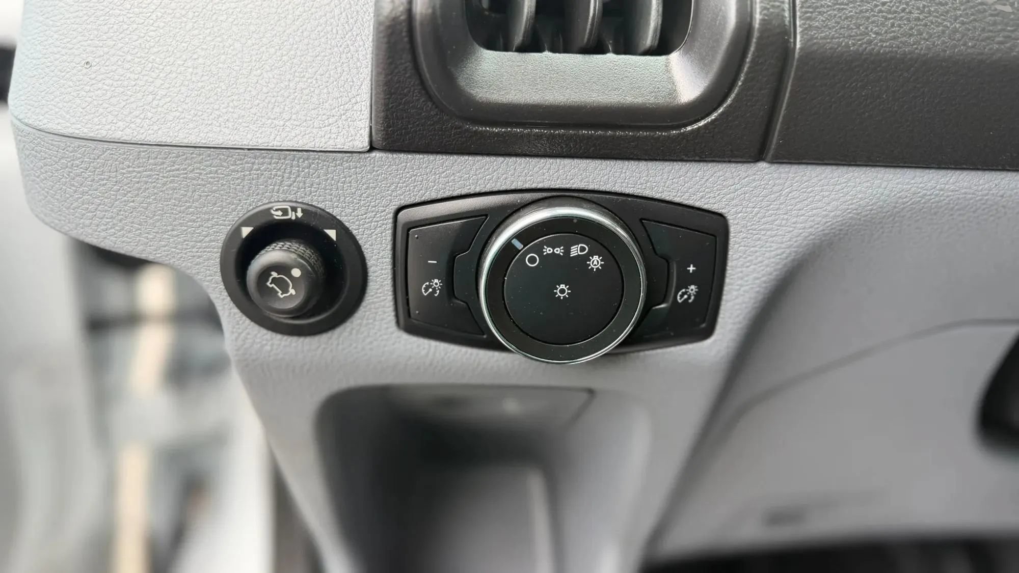 Used 2019 Ford Transit 150 130 Low Roof RWD image 21