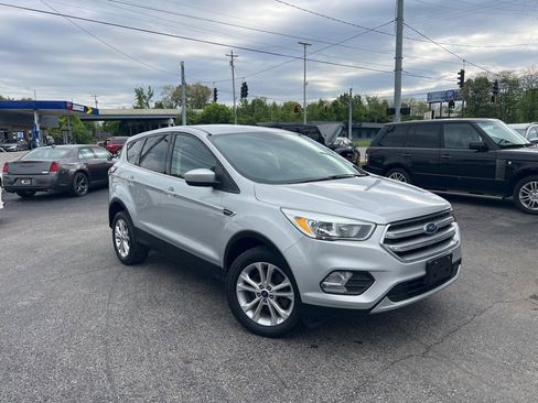 Used 2017 Ford Escape SE w/ SE Cold Weather Package AWD/4WD image 3