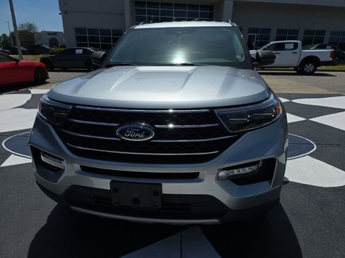 Used 2021 Ford Explorer XLT w/ Equipment Group 202A image 4