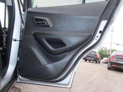 Used 2020 Chevrolet Trax LT w/ LT Convenience Package AWD/4WD image 36