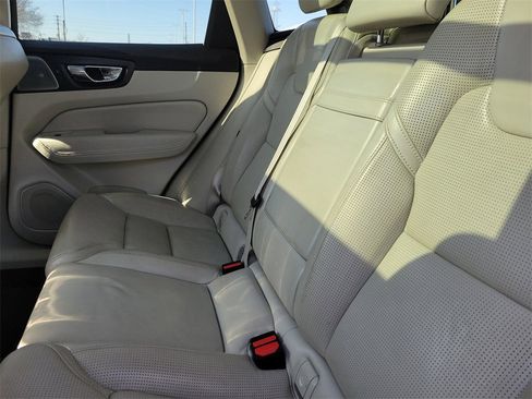 Used 2018 Volvo XC60 T6 Inscription w/ Luxury Seat Package image 12