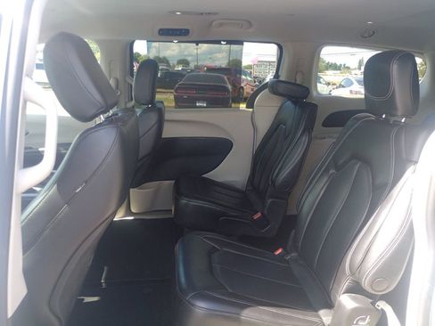 Used 2023 Chrysler Pacifica Touring-L image 10