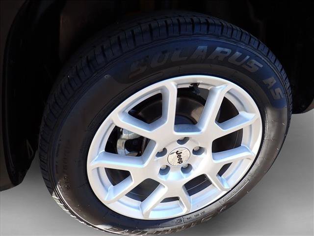 Used 2023 Jeep Renegade Latitude AWD/4WD image 7