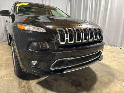 Used 2017 Jeep Cherokee Overland w/ Technology Group AWD/4WD image 13