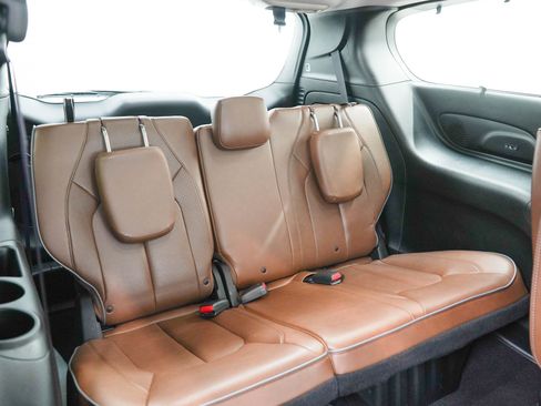 Used 2017 Chrysler Pacifica Limited w/ UConnect Theater Package FWD image 13