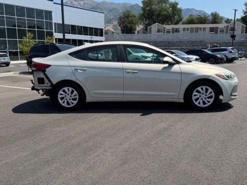 Used 2017 Hyundai Elantra SE FWD image 2
