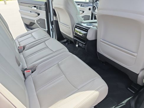 Used 2024 Jeep Wagoneer L 4WD image 11
