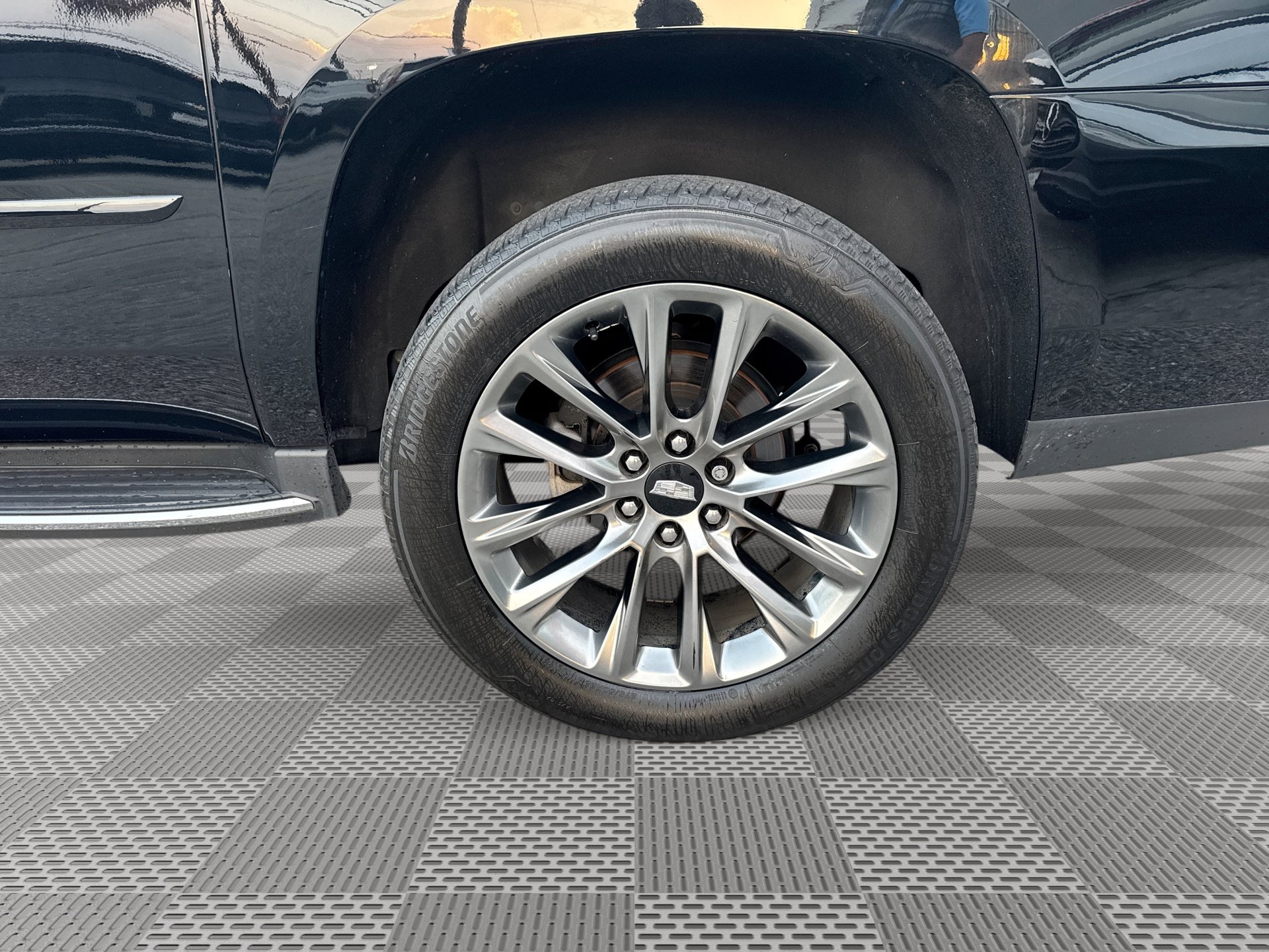Used 2020 Cadillac Escalade ESV Luxury w/ Escalade Sport Edition AWD/4WD image 29